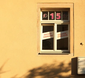 Blick auf ein Praxisfenster mit Dekoration zum 15-jährigen Jubiläum