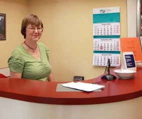 Rezeptionsbereich mit Frau Böer